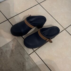 CROCS Woman’s Navy and Tan Slippers